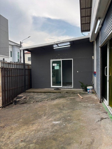 picture MRT Sutthisan. 567m. Warehouse with office for rent 79sq.wa. 300sq.m. of usable space. Features a h - 3/8
