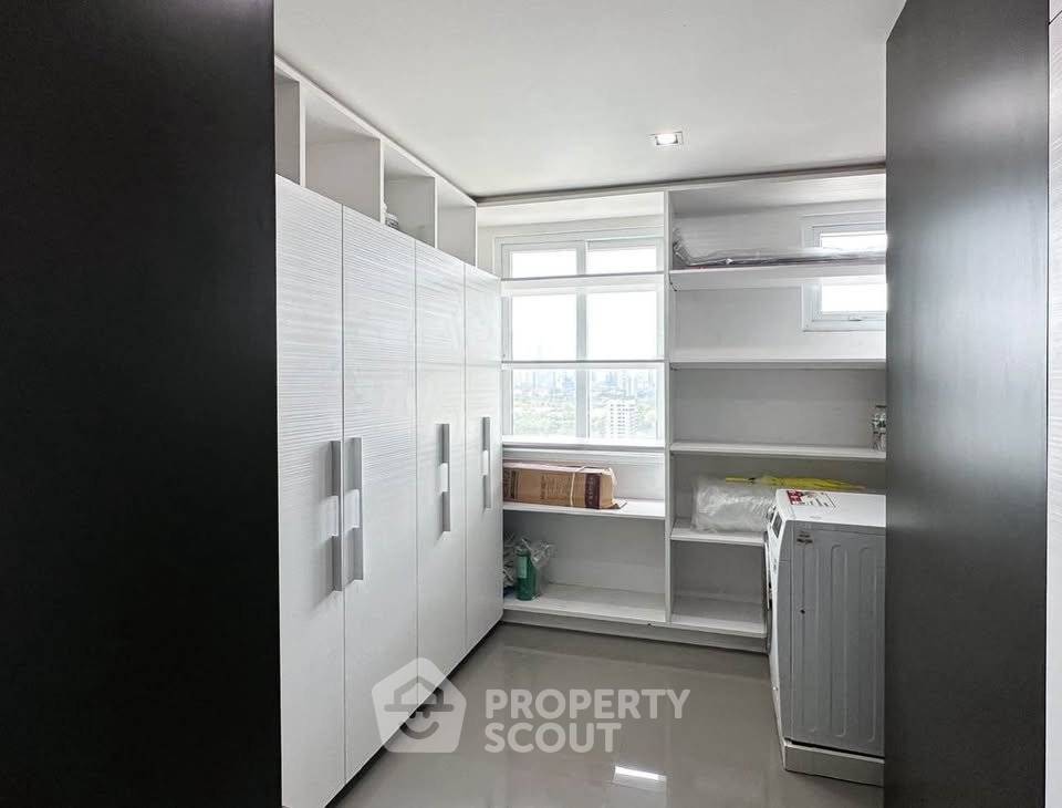picture 3-BR 240 Sqm 20th-Floor Citi Smart Sukhumvit 18 Near BTS Asoke (ID 3403299) - 3/10