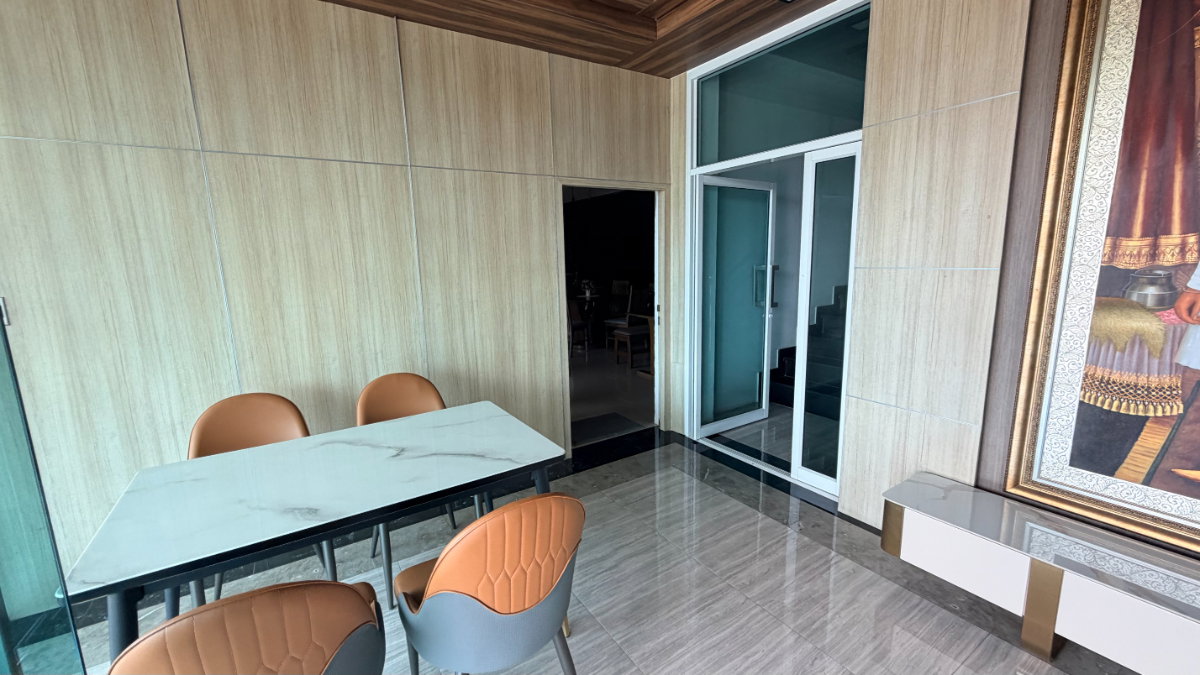 picture warehouse, showroom, and complete office. Prime location in the Ekkachai - Bang Bon area. - 18/20