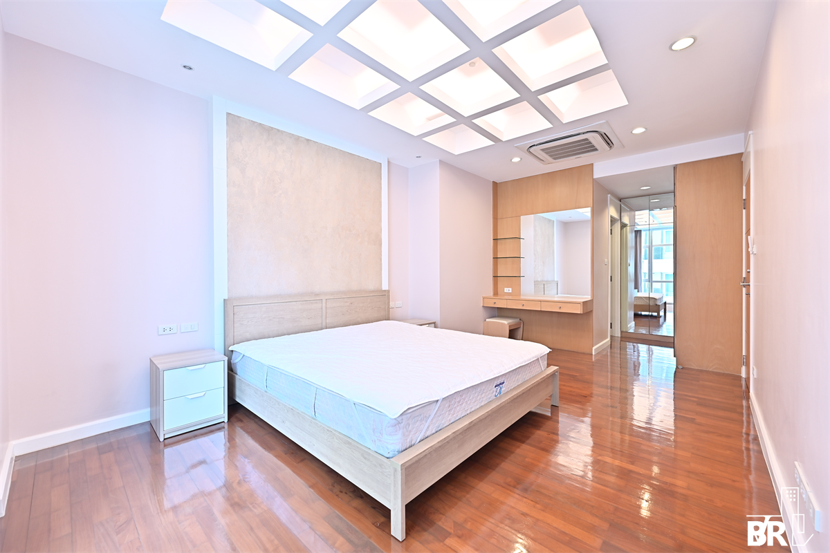 picture Grand Langsuan near BTS Ratchadamri Room available, great price - 2/10