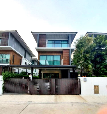 ขายบ้านแฝด : 🏡✨ ขายบ้านแฝดหรู 3 ชั้น ศุภาลัย เอสเซ้นส์ ลาดพร้าว | บิวท์อินครบกว่า 3 ล้านบาท พร้อมอยู่ ใกล้ MRT สายสีเหลือง