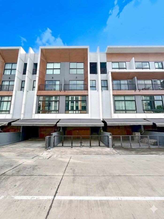 รูป ขายบ้าน 3 ชั้น สุดหรู ราคาสุดคุ้ม รีโนเวทใหม่ทั้งหลัง  - รูปที่ 2/15