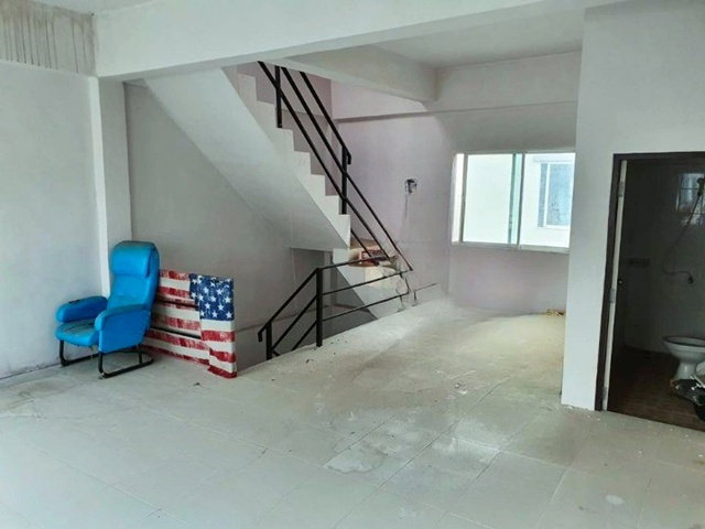picture 			Behind EGAT headquarters. MRT BangPhlu 3km.  4-story commercial building for rent corner unit 3beds           - 4/8