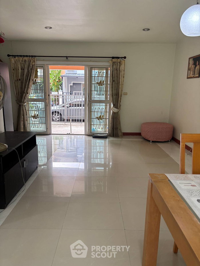 picture 3-BR Townhouse in Tha Raeng (ID 3403238) - 1/17