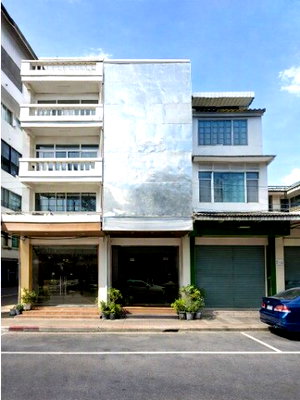 Shophouses for rent Huai Khwang : 			4.5-story commercial building with 3 bed and 2 bath located 750m. from MRT Sutthisan and 800m. from           