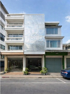 4.5-story commercial building with 3 bed and 2 bath located 750m. from MRT Sutthisan and 800m. from