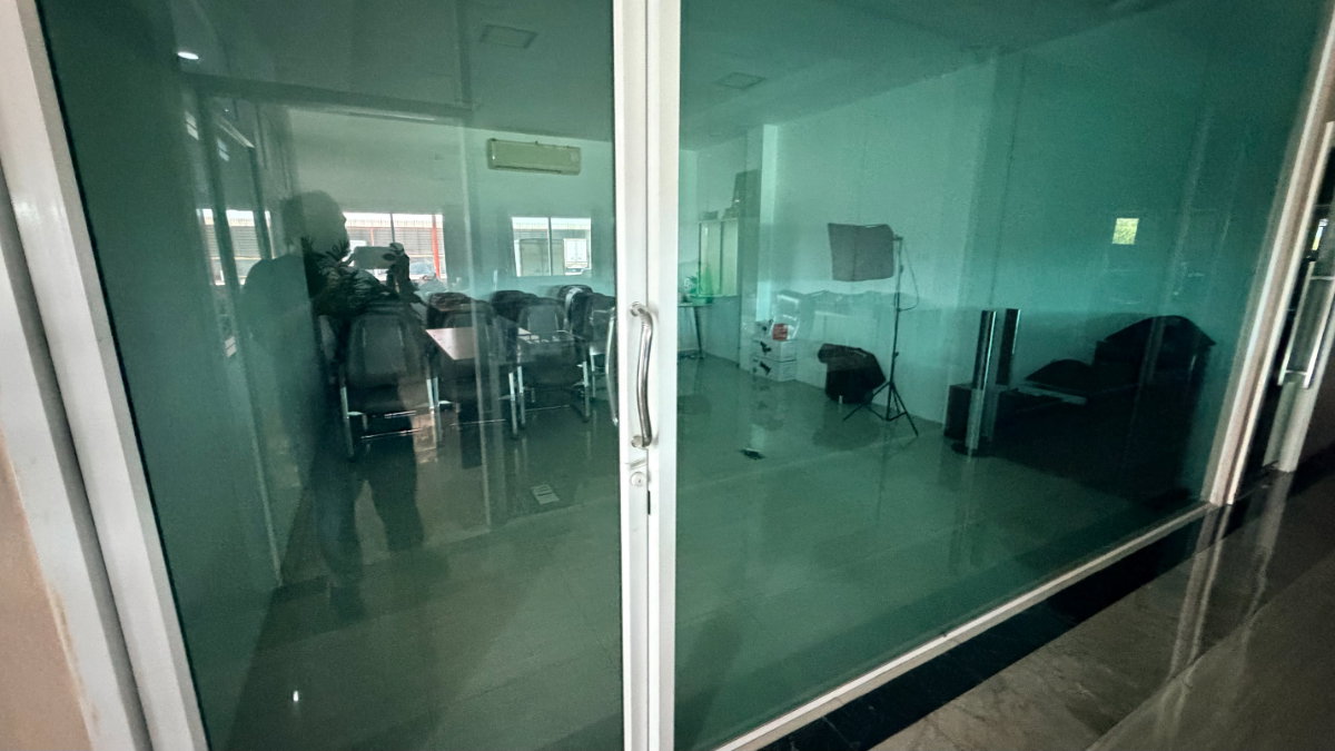 picture warehouse, showroom, and complete office. Prime location in the Ekkachai - Bang Bon area. - 5/20