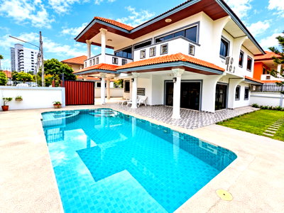 Houses for sale Bang Lamung Chonburi : Pool Villa located Close to Jomtien Beach Pattaya 4bedrooms 4bathrooms Land size 444sq.m with private pool and garden