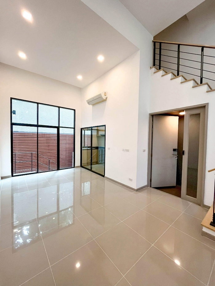 รูป ขายบ้าน 3 ชั้น สุดหรู ราคาสุดคุ้ม รีโนเวทใหม่ทั้งหลัง  - รูปที่ 10/15