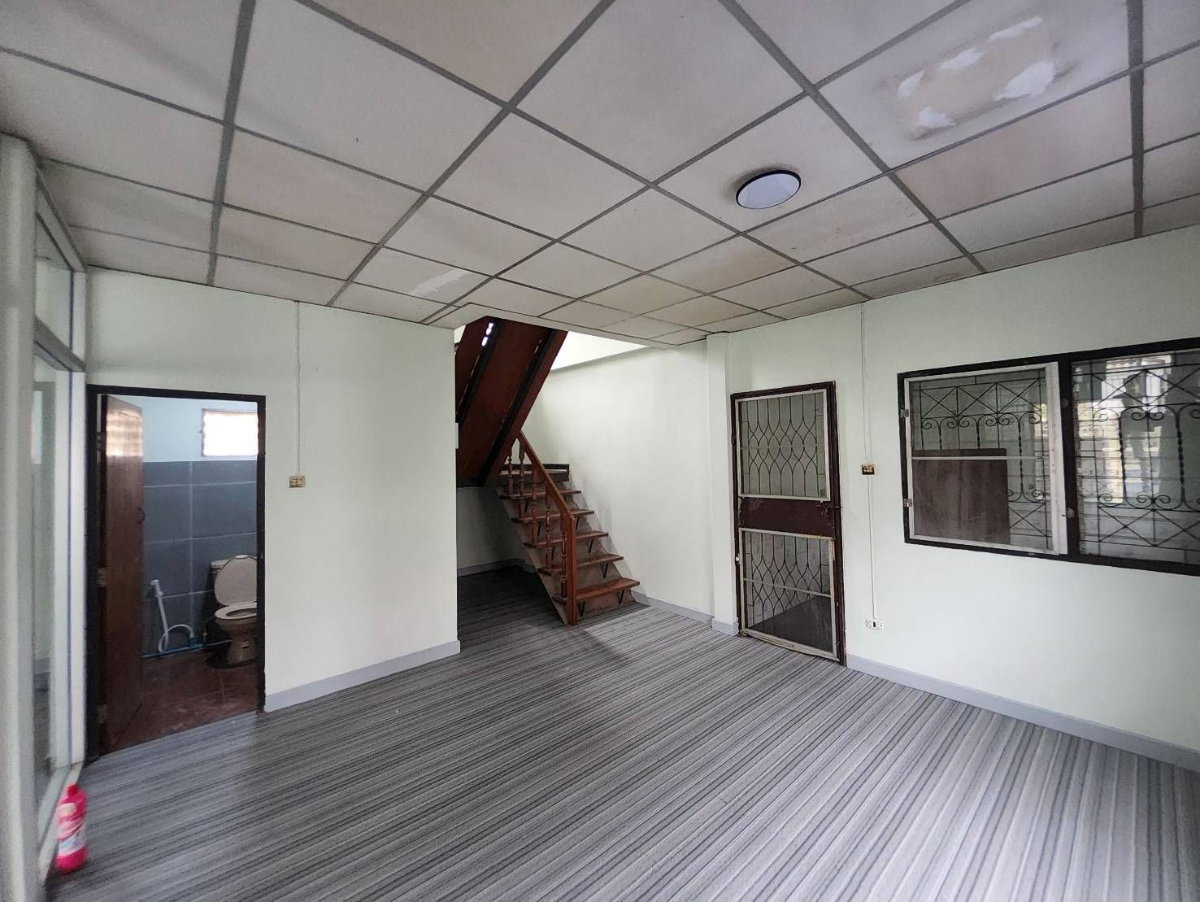 รูป 96300 - ขายบ้านเดี่ยว 2 ชั้น หมู่บ้านทรายทองนิเวศน์ (ซอยติวานนท์ 45) หลังใหญ่ 61 ตร.ว. ฟังก์ชันคุ้ม 5 ห้องนอน! เหมาะรีโนเวท ใกล้รถไฟฟ้าสายสีชมพู - รูปที่ 6/12