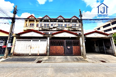 ทาวน์โฮม เขตบางซื่อ : ขายทาวน์เฮาส์ 3 ชั้น 25 ตร.ว. ซอย กรุงเทพ-นนทบุรี 33 ใกล้ MRT วงศ์สว่าง,ทางด่วนประจิมรัถยา