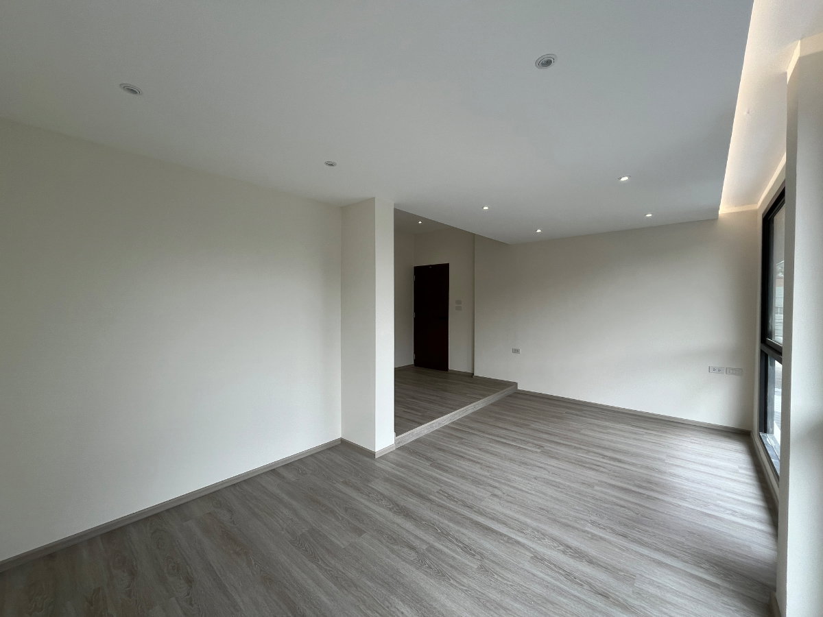 รูป ขายบ้านเดี่ยวหรูพร้อมผู้เช่า ปรีดี 42 | Minimal Modern 4 ห้องนอน พื้นที่ใช้สอย 401 ตร.ม. - รูปที่ 21/33