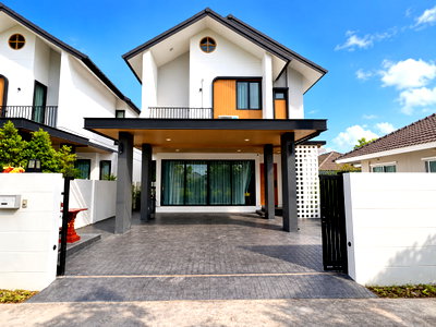 เช่าบ้านเดี่ยว เทศบาลตำบลดอนแก้ว : ให้เช่าบ้านเดี่ยว 2 ชั้น สไตล์โมเดิร์น วิวทุ่งนา หางดง (ID:648HR)