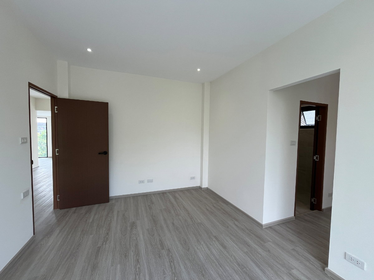 รูป ขายบ้านเดี่ยวหรูพร้อมผู้เช่า ปรีดี 42 | Minimal Modern 4 ห้องนอน พื้นที่ใช้สอย 401 ตร.ม. - รูปที่ 14/33