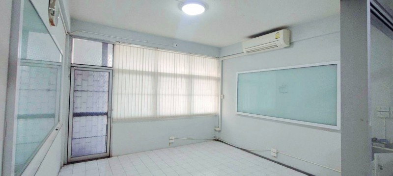 picture 			Ramkhamhaeng Rd. 135-146 4-story building Triam Nomklao Sch. 400m. for rent on SaphanSung.  4bad 3ba           - 4/8