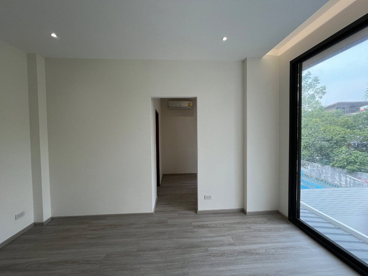 รูป ขายบ้านเดี่ยวหรูพร้อมผู้เช่า ปรีดี 42 | Minimal Modern 4 ห้องนอน พื้นที่ใช้สอย 401 ตร.ม. - รูปที่ 15/33