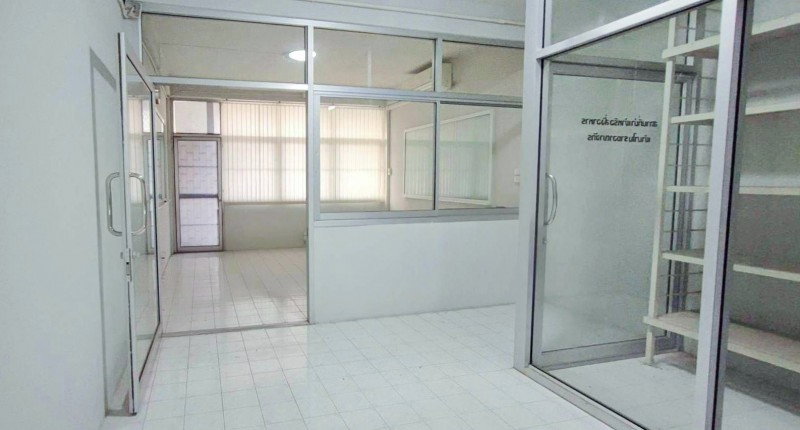 picture 			Ramkhamhaeng Rd. 135-146 4-story building Triam Nomklao Sch. 400m. for rent on SaphanSung.  4bad 3ba           - 5/8