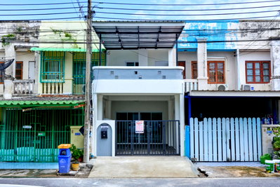 ทาวน์โฮม นนทบุรี : ขายราคาพิเศษ ทาวน์เฮ้าส์ 2 ชั้น ขนาด 17 ตร.ว ม.ร่มเงาไม้ 2นอน 2น้ำ ทำเลดีมาก รีโนเวท ใหม่ทั้งหลัง พรีเมี่ยม เข้าอยู่ได้ทันที [บางบัวทอง-ลาดปลาดุก]