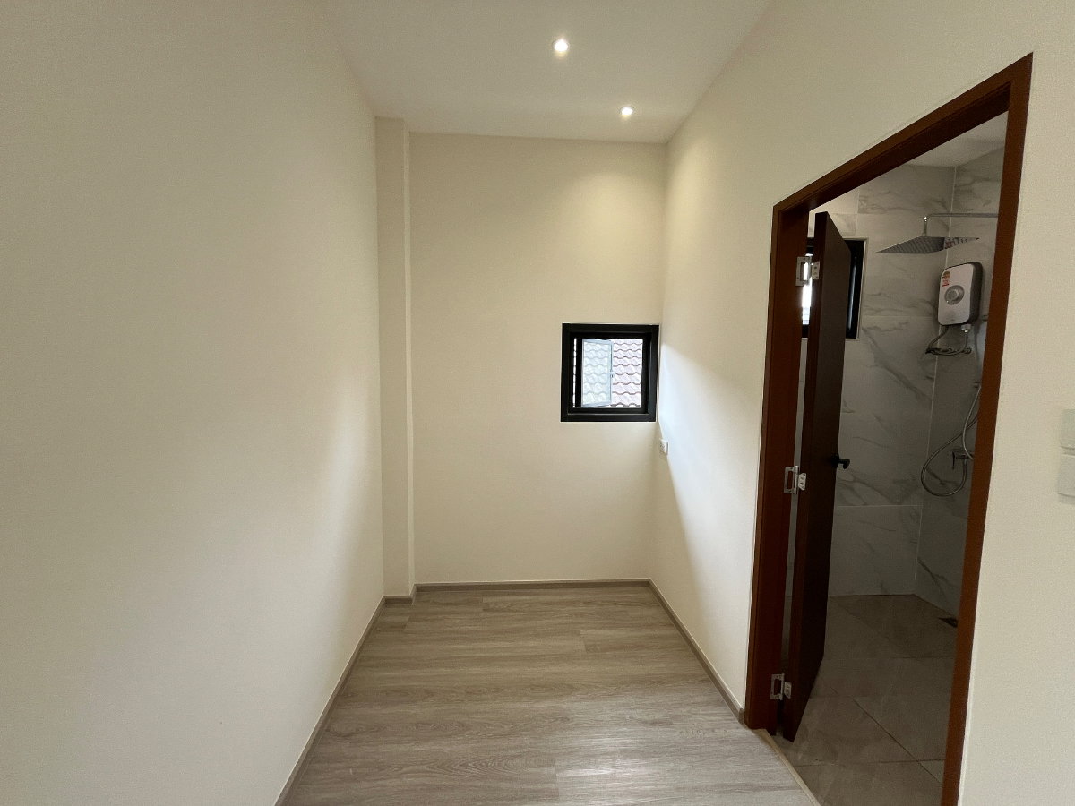 รูป ขายบ้านเดี่ยวหรูพร้อมผู้เช่า ปรีดี 42 | Minimal Modern 4 ห้องนอน พื้นที่ใช้สอย 401 ตร.ม. - รูปที่ 23/33