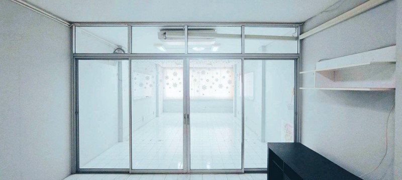 picture 			Ramkhamhaeng Rd. 135-146 4-story building Triam Nomklao Sch. 400m. for rent on SaphanSung.  4bad 3ba           - 7/8