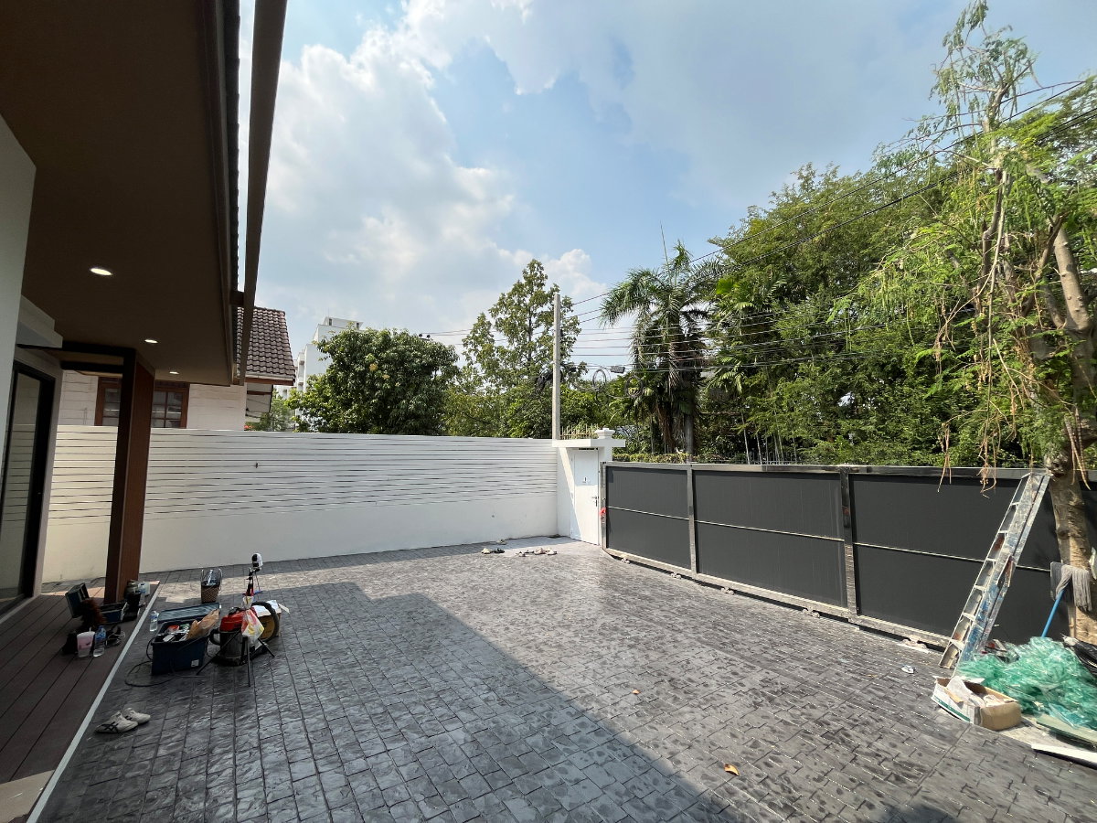 รูป ขายบ้านเดี่ยวหรูพร้อมผู้เช่า ปรีดี 42 | Minimal Modern 4 ห้องนอน พื้นที่ใช้สอย 401 ตร.ม. - รูปที่ 33/33