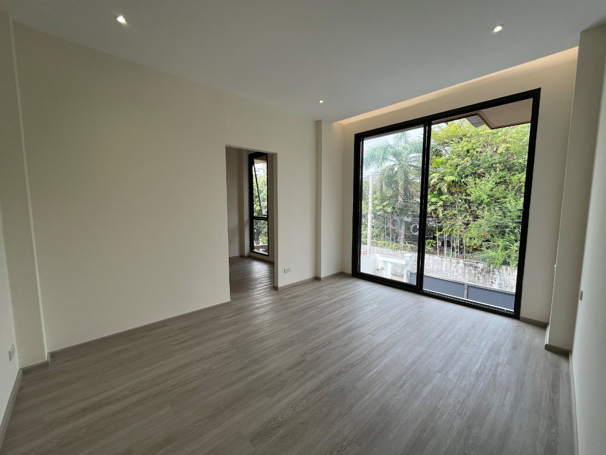 รูป ขายบ้านเดี่ยวหรูพร้อมผู้เช่า ปรีดี 42 | Minimal Modern 4 ห้องนอน พื้นที่ใช้สอย 401 ตร.ม. - รูปที่ 16/33