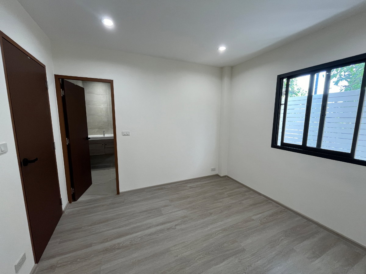 รูป ขายบ้านเดี่ยวหรูพร้อมผู้เช่า ปรีดี 42 | Minimal Modern 4 ห้องนอน พื้นที่ใช้สอย 401 ตร.ม. - รูปที่ 26/33