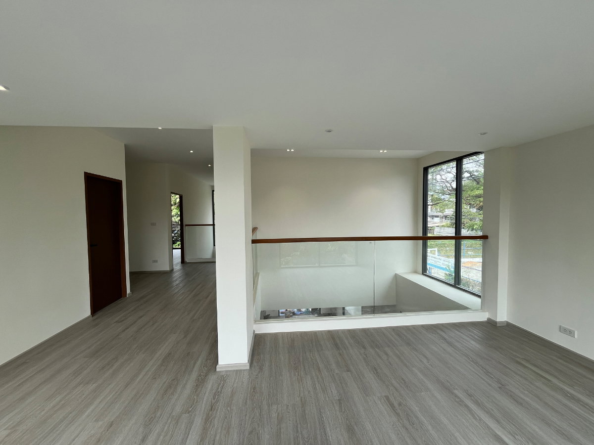 รูป ขายบ้านเดี่ยวหรูพร้อมผู้เช่า ปรีดี 42 | Minimal Modern 4 ห้องนอน พื้นที่ใช้สอย 401 ตร.ม. - รูปที่ 10/33
