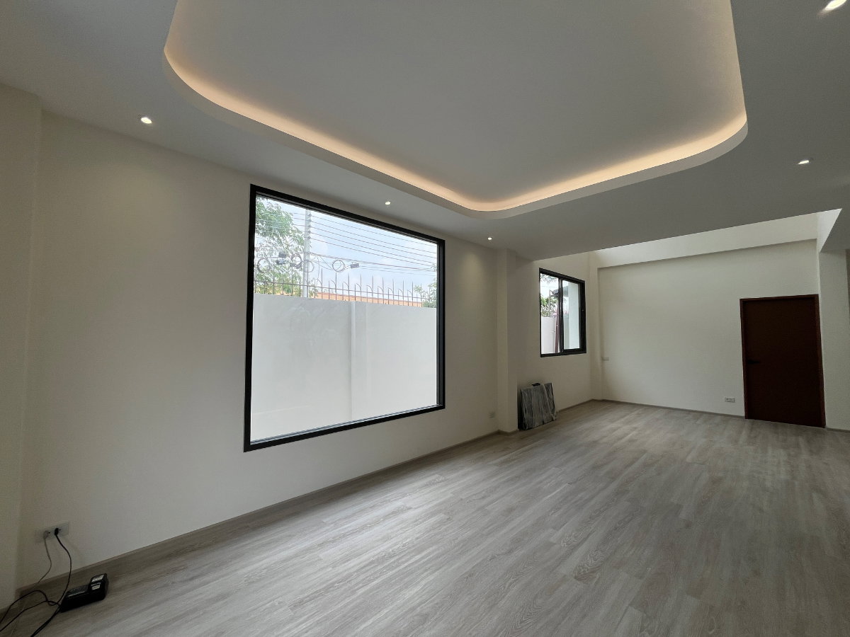 รูป ขายบ้านเดี่ยวหรูพร้อมผู้เช่า ปรีดี 42 | Minimal Modern 4 ห้องนอน พื้นที่ใช้สอย 401 ตร.ม. - รูปที่ 25/33