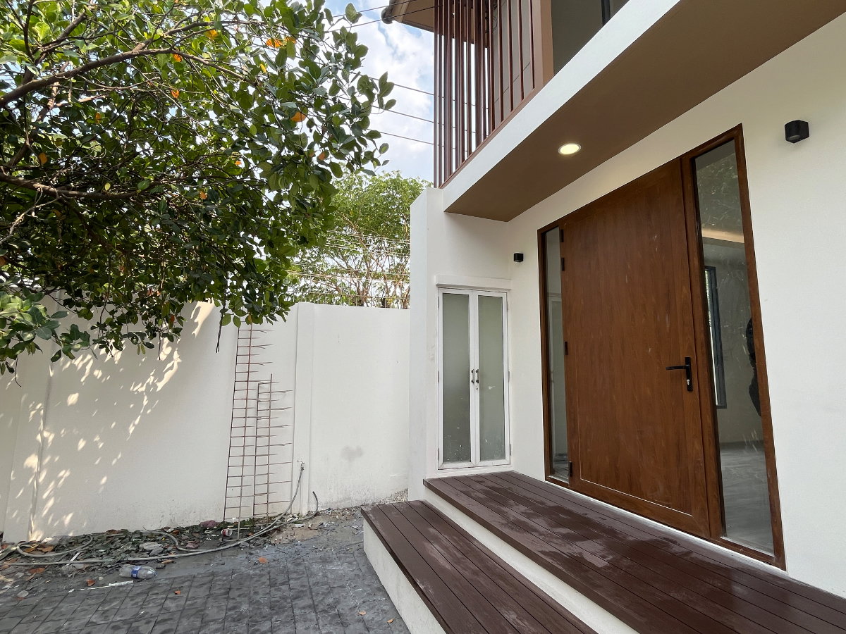 รูป ขายบ้านเดี่ยวหรูพร้อมผู้เช่า ปรีดี 42 | Minimal Modern 4 ห้องนอน พื้นที่ใช้สอย 401 ตร.ม. - รูปที่ 32/33