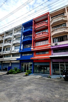 Shophouses for rent Bangkok : 			ChalermPhraKiat Rama IX Rd. Prawet District Office 300m. Commercial building for  on 4.5 stories 2 b          