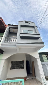 2-story townhome for rent, 3 bedrooms, 2 bathrooms, 23 sq. wah, end unit, located in Soi Phahonyothin 52 – only 9,000 THB/month.