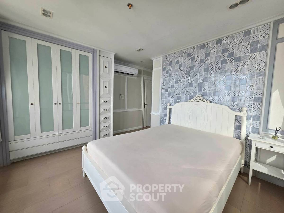 picture 2-BR Condo at Baan Piya Sathorn near MRT Si Lom (ID 3418824) - 3/8