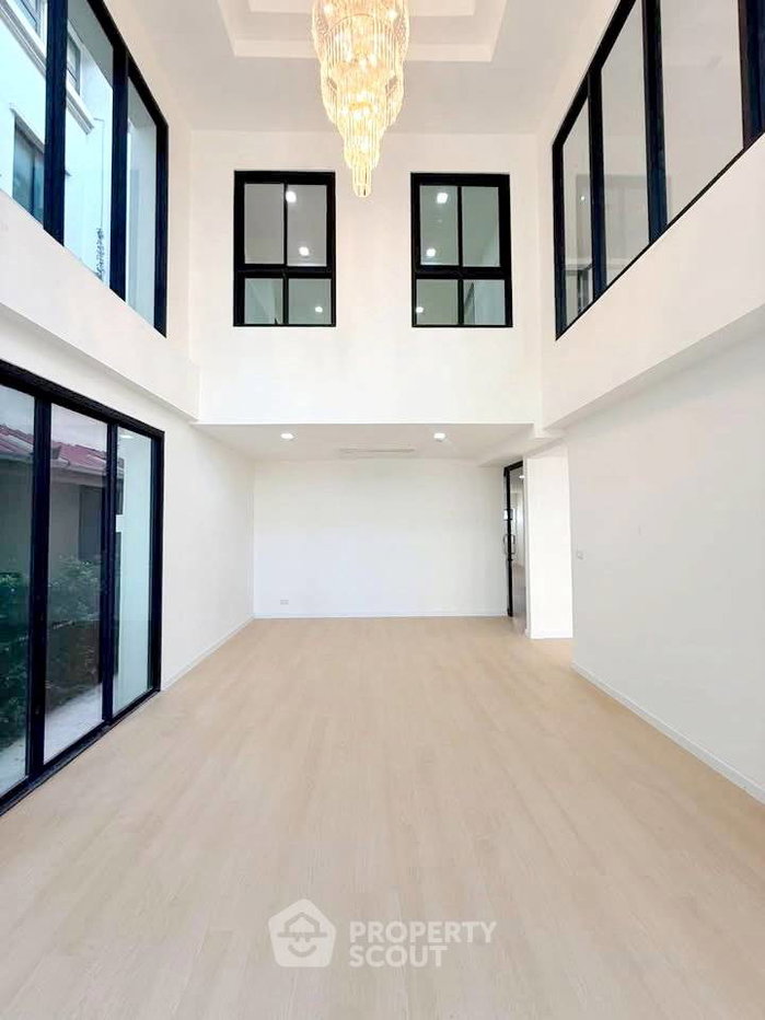 รูป บ้าน 10-ห้องนอน ใน วังทองหลาง (ID 3413866) - รูปที่ 4/17