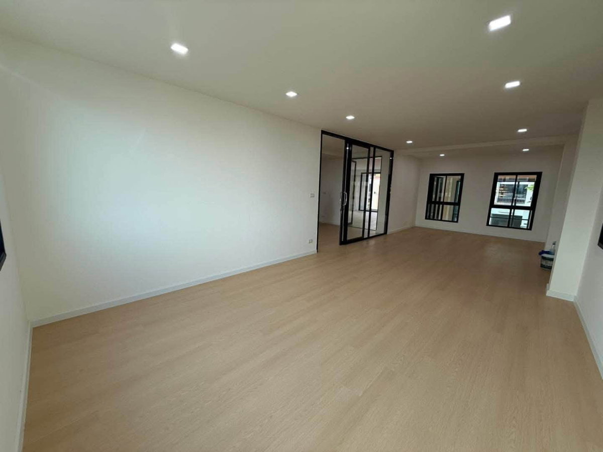 picture #OHR12 For rent: 4-story office building with 10 multi-purpose rooms, ready to move in. ð Soi Sahakarn Pramool - 9/17