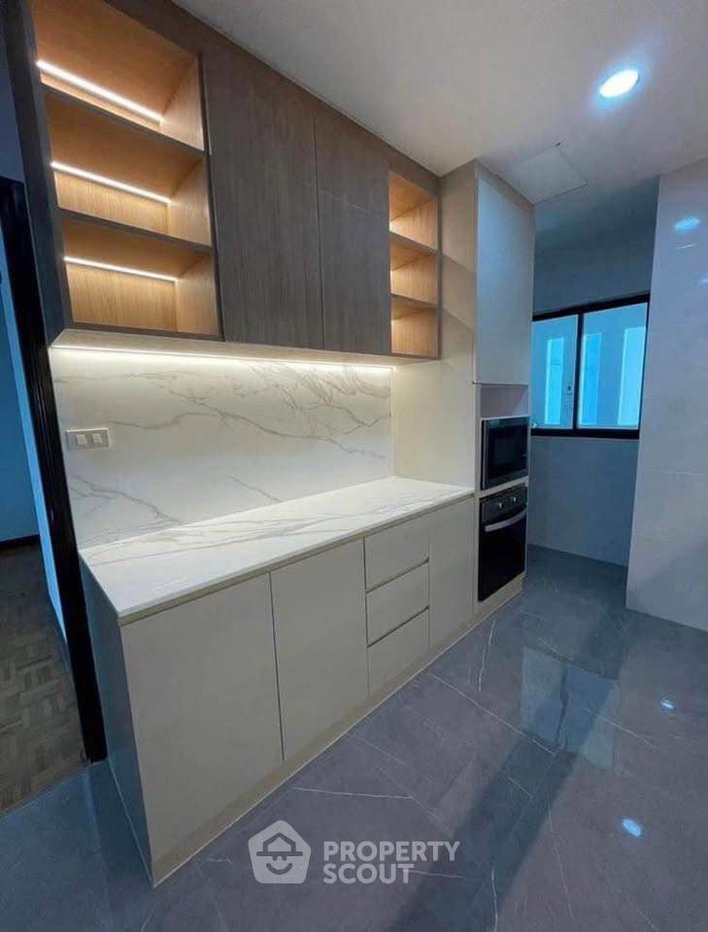 picture 37th-Floor 3-BR 230 Sqm Sathorn Gardens, MRT Silom (ID 3415005) - 9/17