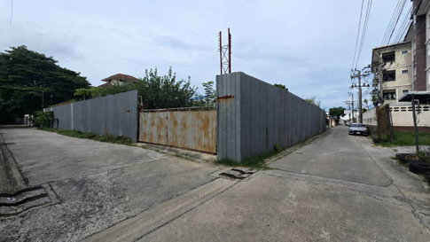 Land for sales near Central Bangna and Bangkok Mall, located off Sukhumvit 103 (Soi Udom Suk 42 / Soi Bangna-Trad 21). Corner plot, 260 square wah.