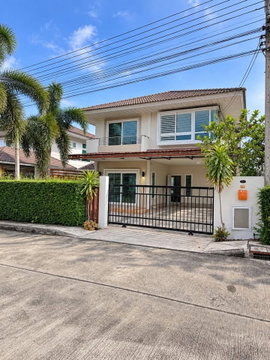 house for sale in Palm Springs 11 Village (on the way to the airport). Flood-free area. 51 square wah, 3 bedrooms. Price: 4.59 million THB.