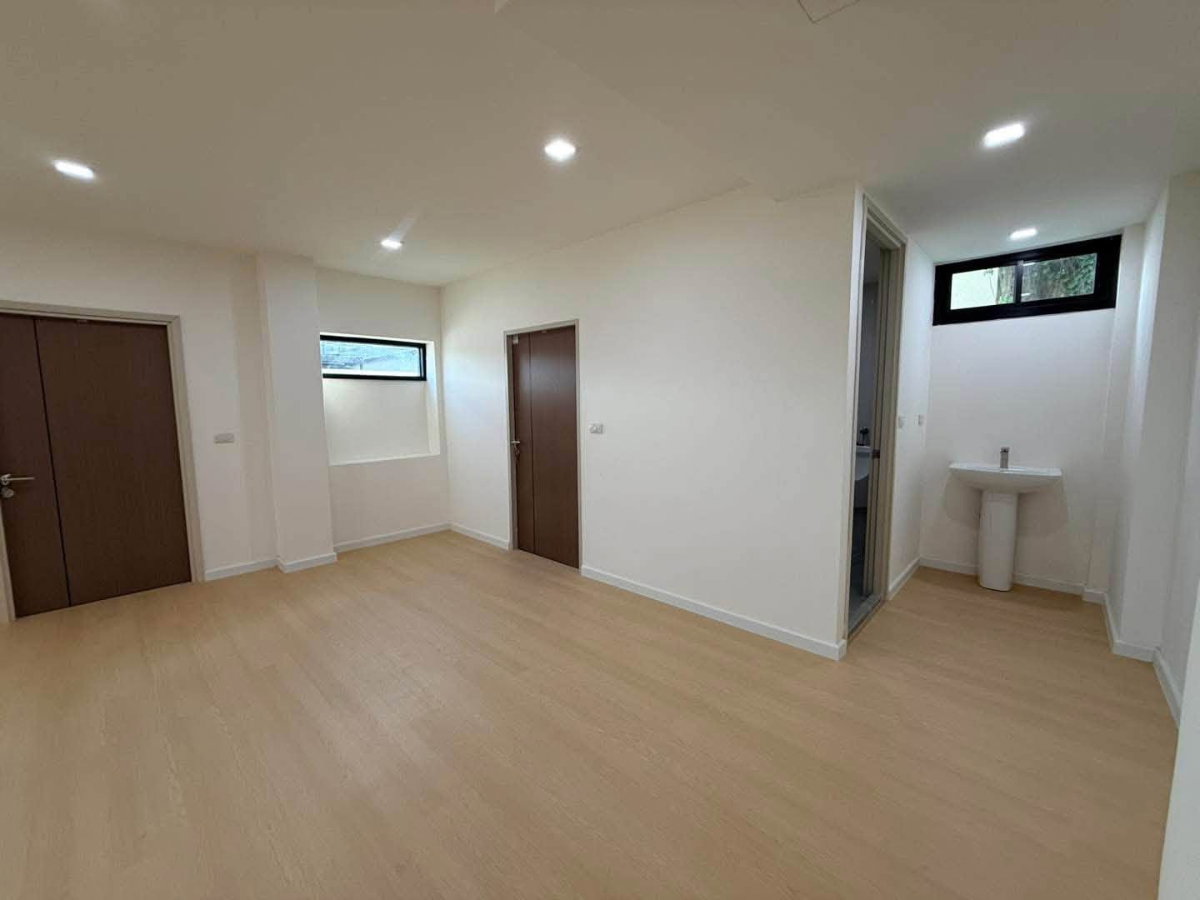 picture #HHR107 Sale: 4-Story Office Building, Ready to Move In ð Soi Sahakarn Pramool - 9/20