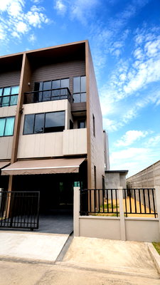 ทาวน์โฮม สมุทรปราการ : ทาวน์โฮม 3 ชั้น หลังมุม เพียง 8.5 ล้านบาท  บ้านสวยกริบ มีพื้นที่ด้านข้าง