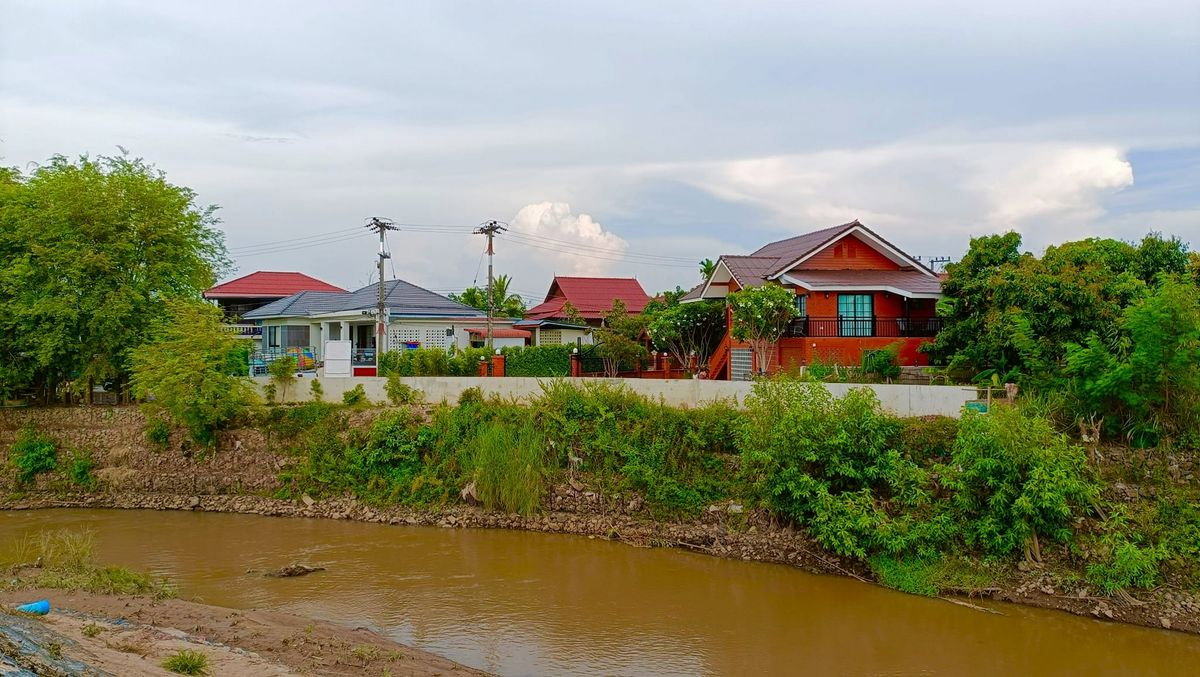 รูป ขายด่วน บ้านไม้สัก สันป่าตอง เชียงใหม่ 130 ตร.ว. 3 นอน 2 น้ำ ริมแม่น้ำขาน หลังมุม ใกล้สนามบิน เฟอร์ครบพร้อมอยู่ น้ำไม่ท่วม - รูปที่ 44/44