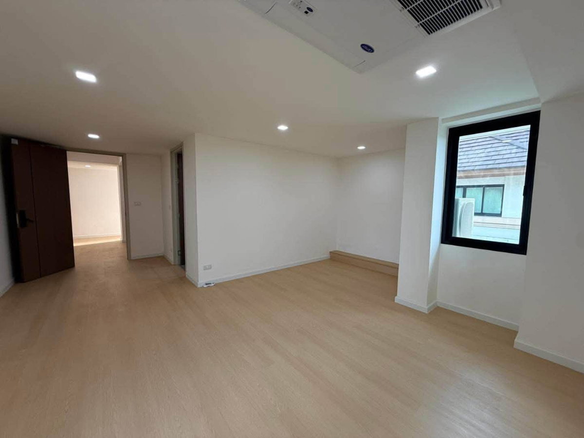 picture #OHR12 For rent: 4-story office building with 10 multi-purpose rooms, ready to move in. ð Soi Sahakarn Pramool - 11/17