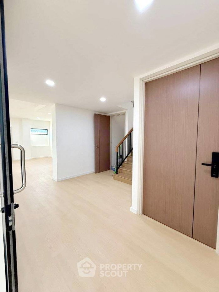รูป บ้าน 10-ห้องนอน ใน วังทองหลาง (ID 3413866) - รูปที่ 6/17