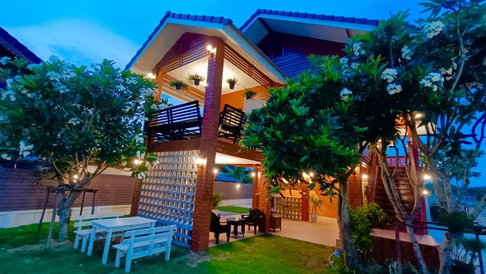 Quick sale 2 -story house, teak wood, San Pa Tong District Chiang Mai Province 130 sq.w., 3 bedrooms, 2 waterfront water, after the corner