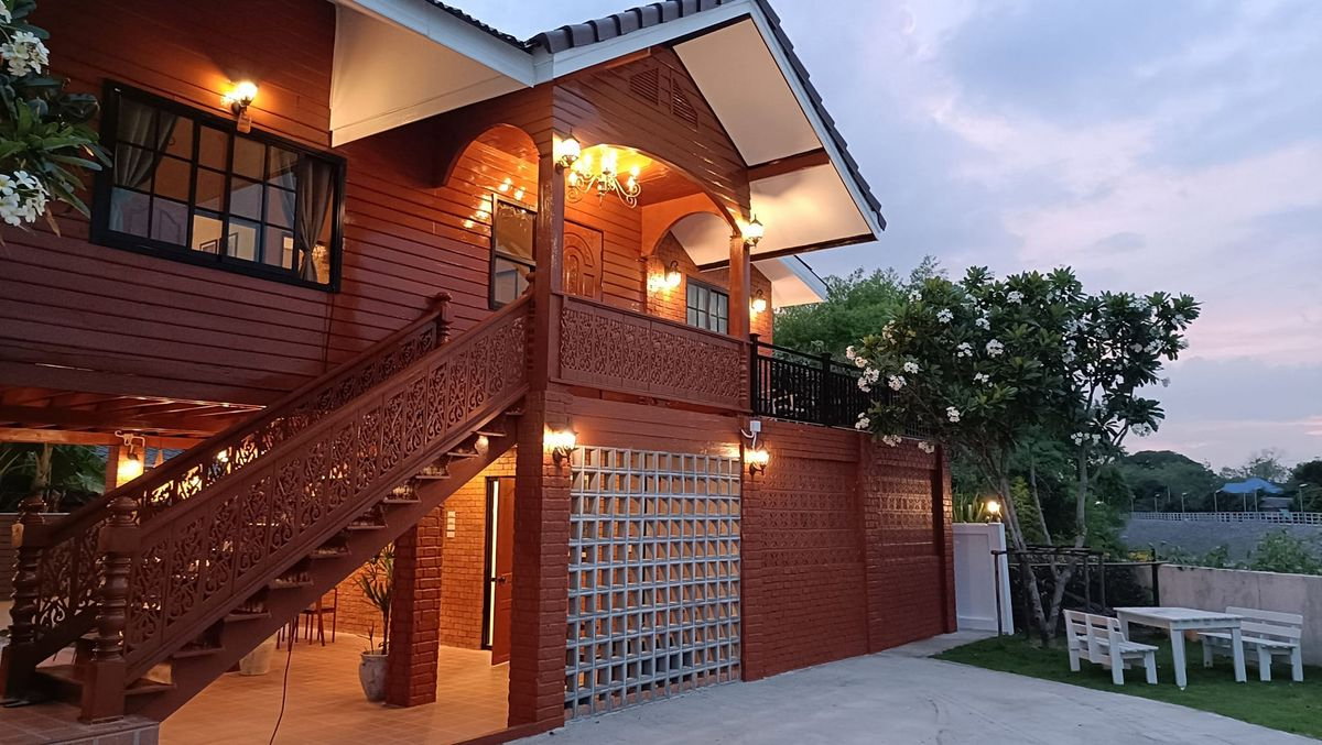 รูป ขายด่วน บ้านไม้สัก สันป่าตอง เชียงใหม่ 130 ตร.ว. 3 นอน 2 น้ำ ริมแม่น้ำขาน หลังมุม ใกล้สนามบิน เฟอร์ครบพร้อมอยู่ น้ำไม่ท่วม - รูปที่ 10/44