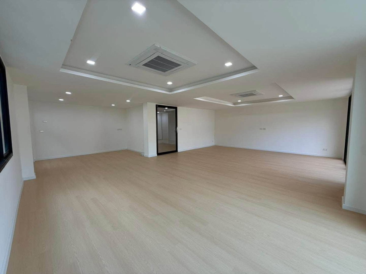 picture #OHR12 For rent: 4-story office building with 10 multi-purpose rooms, ready to move in. ð Soi Sahakarn Pramool - 14/17