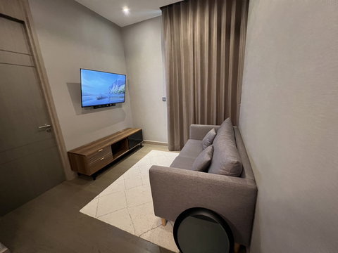 Luxury in the heart of the city! THE ESSE at SINGHA COMPLEX 1 bedroom with a special view
near BTS/MRT Phetchaburi, priced at 12.5 million, schedule a room viewing now!