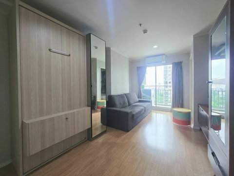 🎯 For Rent: Lumpini Place Srinakarin–Hua Mak – Only 13,000 THB.Fully furnished with built-in furniture.near the Airport Rail Link and MRT Hua Mak.