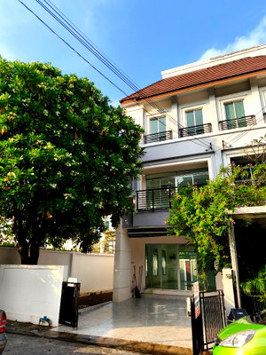 Home office for rent Krungthep Kreetha Road : 3-Storey Corner Townhome for Rent 
📍 Klang Muang Urbanion Rama 9 – Ring Road, Krungthep Kreetha
💰 For Rent: 25,000 THB/month  