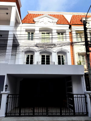 เช่าทาวน์โฮม วิทยาลัยอาชีวศึกษาธนบุรี : 🏡✨ ให้เช่าทาวน์โฮมหรู 3 ชั้น Urban Sathorn (Bolero Zone) ติดถนนราชพฤกษ์ ใกล้ BTS บางหว้า | ตกแต่งสวยสไตล์ Neo Classic พร้อมเข้าอยู่!